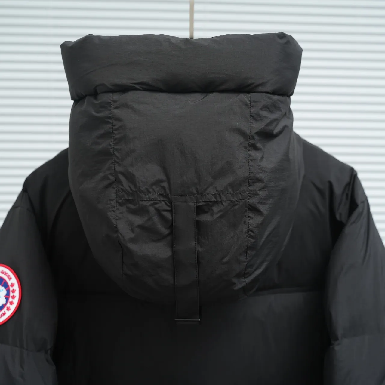 P940 Canada Goose Lawrence Down Jacket The Lawrence Down Jacket provides essential protection for everyday adventures and is made from sustainable Enduraluxe fabric with a durable soft touch. It features a quilted body, an adjustable down hood and a longer hem. Adjustable, down-filled, communicated hood. Two-way center front zipper increases range of motion and ventilation. The chin-protecting suede knit stand-up collar is soft and extra-comfortable. Inset rib-knit cuffs for added comfort and locked in heat. CORDURAD piping at the cuffs hem and reflective double-stripe grip tape at the back. Internal shoulder strap Color: black with red label black with black label azure blue Size: XS-2XL